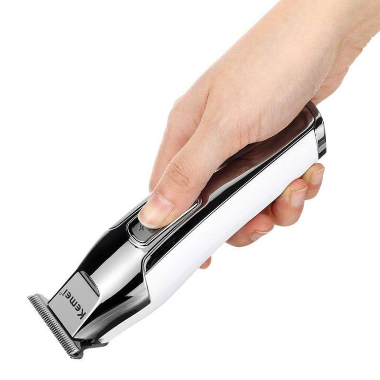 ماشین اصلاح موی صورت کیمی مدل KM-5027 با تیغه تیتانیوم پیشرفته، باتری قابل شارژ با 240 دقیقه مدت استفاده، قابلیت اصلاح خشک و مرطوب، تنظیم طول اصلاح از 0.1 تا 3 میلیمتر و طراحی ارگونومیک کمصدا